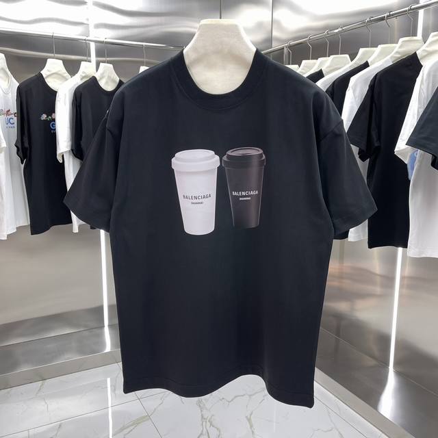 Balenciaga巴黎世家 印花短袖T恤明星穿搭款 -采用双纱纯棉280g，面料颜色定制定染，不缩水不退色。手感舒服，质感超强潮男潮女必备经典落肩阔版型，独家