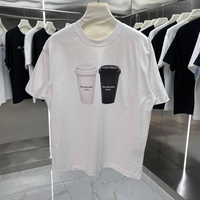 Balenciaga巴黎世家 印花短袖T恤明星穿搭款 -采用双纱纯棉280g，面料颜色定制定染，不缩水不退色。手感舒服，质感超强潮男潮女必备经典落肩阔版型，独家