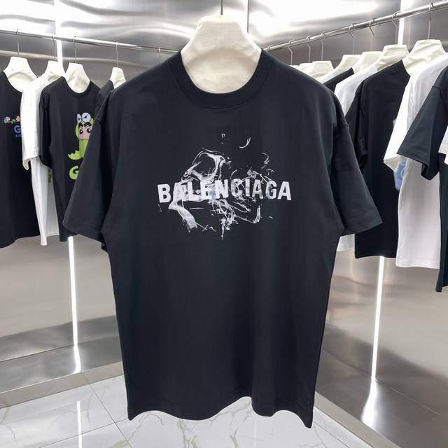 Balenciaga巴黎世家 印花短袖T恤明星穿搭款 -采用双纱纯棉280g，面料颜色定制定染，不缩水不退色。手感舒服，质感超强潮男潮女必备经典落肩阔版型，独家