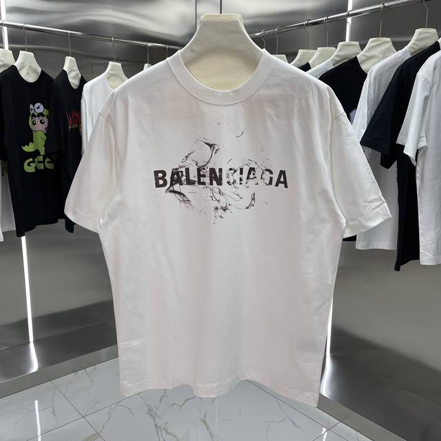 Balenciaga巴黎世家 印花短袖T恤明星穿搭款 -采用双纱纯棉280g，面料颜色定制定染，不缩水不退色。手感舒服，质感超强潮男潮女必备经典落肩阔版型，独家