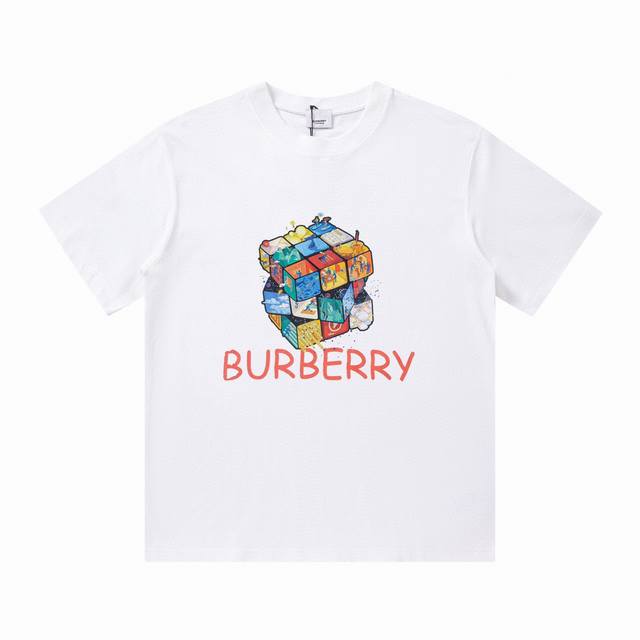 特价 齐码 BURBERRY 巴宝莉 24ss Iv大师亲手设计潮牌新品印花圆领短袖t恤 颜色：黑色 白色 尺码：XS S M L 最新砖柜同步os落肩版型26