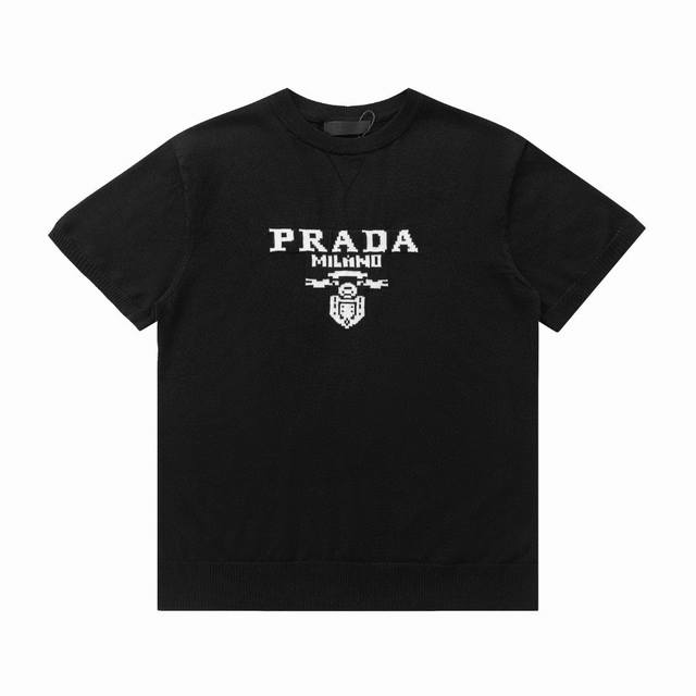 特价 齐码 PRADA 普拉达新款提花针织圆领T恤短袖 采用高质量面料制作而成，无论是日常穿搭还是参加派对，都能展示出您的时尚品味和个性。这款短袖具有舒适的剪裁