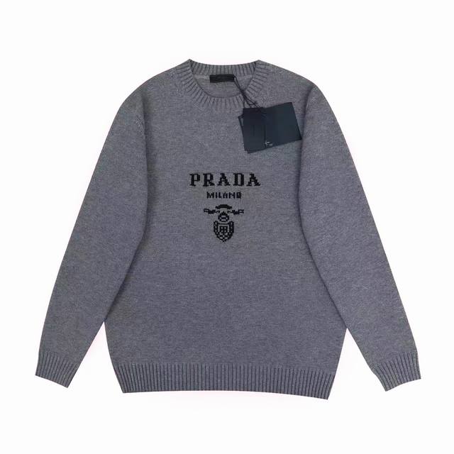 Prada 领口三角专属标识设计 羊毛圆领毛衣 市场独家 绝非市场羊毛成分通过水洗做出来的手感效果 每一个颜色起订量需要500KG 选定一线毛纺工厂代工 定制洗