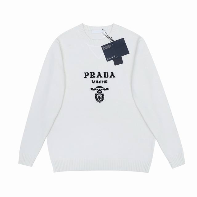 Prada 领口三角专属标识设计 羊毛圆领毛衣 市场独家 绝非市场羊毛成分通过水洗做出来的手感效果 每一个颜色起订量需要500KG 选定一线毛纺工厂代工 定制洗