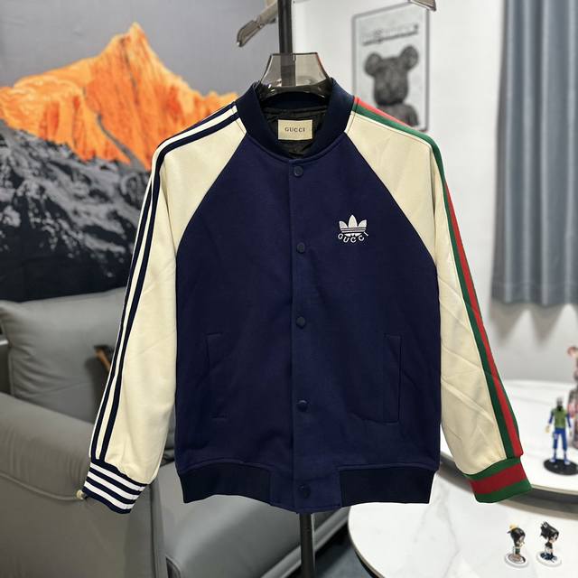 Gucci & Adidas 古驰联名阿迪达斯 22Fw 三叶草织带针织外套 对色定染弹性纤维毛料，由7S粗针织片打造，材质引用原版弹性粘胶纤维毛料对色定染而成