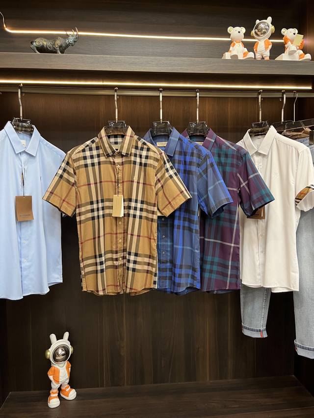 主推 Burberry 独家专供新款巴宝莉经典格子短袖衬衫，高端欧版衬衫、潮流时尚休闲衬衫、透气舒适度高，细节无可挑剔，品牌元素设计理念，体现高品质。呈现休闲裁