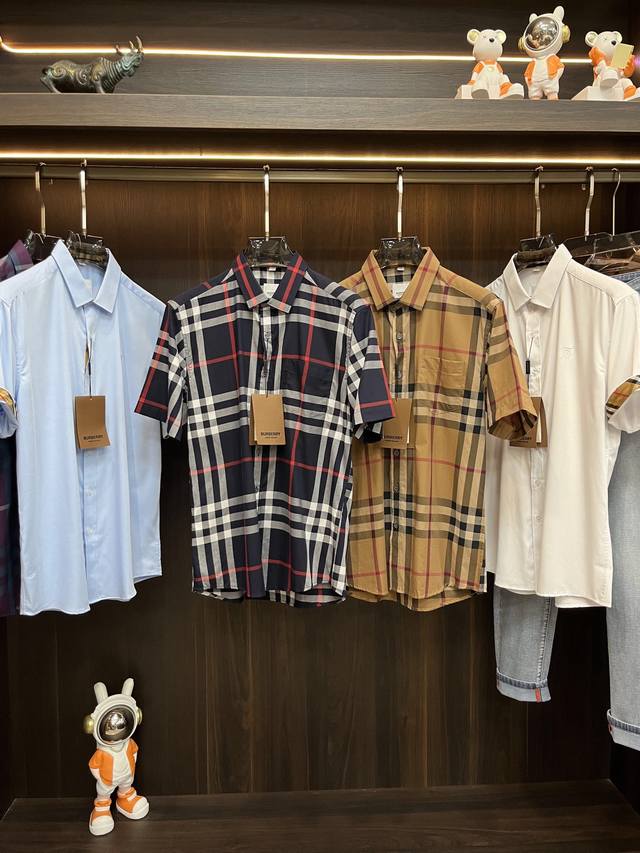 主推 Burberry 独家专供新款巴宝莉经典格子短袖衬衫，高端欧版衬衫、潮流时尚休闲衬衫、透气舒适度高，细节无可挑剔，品牌元素设计理念，体现高品质。呈现休闲裁