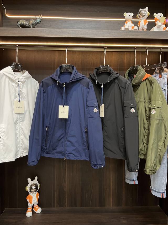 主推 Moncler 独家专供新款蒙口连帽外套，时尚连帽夹克、高端潮流时尚外套 透气舒适度高，细节无可挑剔，品牌元素设计理念，体现高品质。呈现休闲裁剪，上身版型