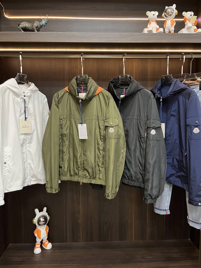 主推 Moncler 独家专供新款蒙口连帽外套，时尚连帽夹克、高端潮流时尚外套 透气舒适度高，细节无可挑剔，品牌元素设计理念，体现高品质。呈现休闲裁剪，上身版型