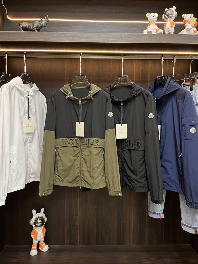 主推 Moncler 独家专供新款蒙口连帽外套，时尚连帽夹克、高端潮流时尚外套 透气舒适度高，细节无可挑剔，品牌元素设计理念，体现高品质。呈现休闲裁剪，上身版型