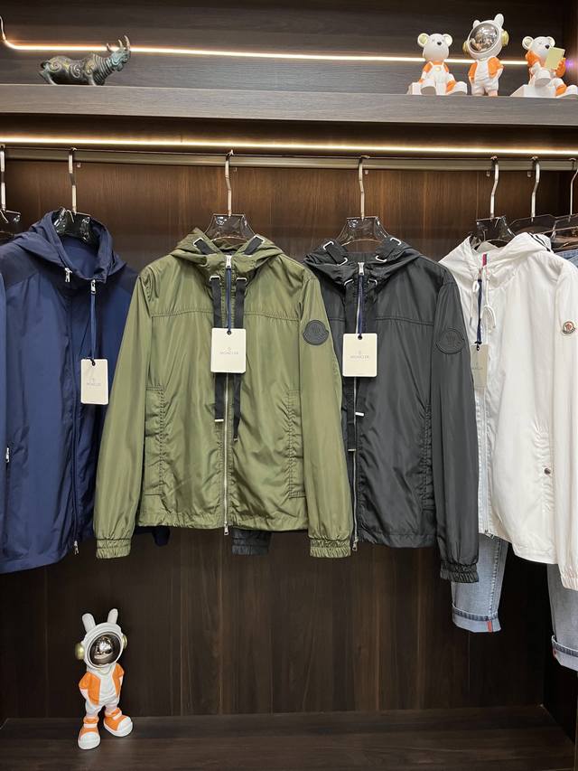 主推 Moncler 独家专供新款蒙口连帽外套，时尚连帽夹克、高端潮流时尚外套 透气舒适度高，细节无可挑剔，品牌元素设计理念，体现高品质。呈现休闲裁剪，上身版型