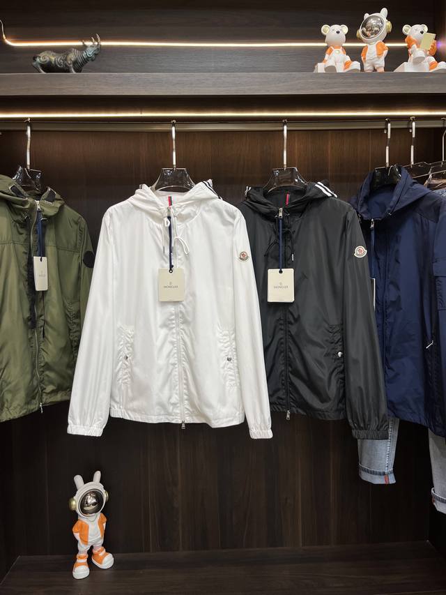 主推 Moncler 独家专供新款蒙口连帽外套，时尚连帽夹克、高端潮流时尚外套 透气舒适度高，细节无可挑剔，品牌元素设计理念，体现高品质。呈现休闲裁剪，上身版型