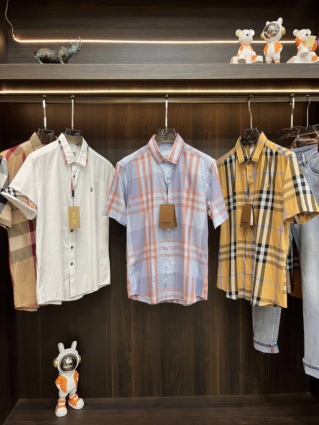 主推 Burberry 独家专供新款巴宝莉经典格子短袖衬衫，高端欧版衬衫、潮流时尚休闲衬衫、透气舒适度高，细节无可挑剔，品牌元素设计理念，体现高品质。呈现休闲裁