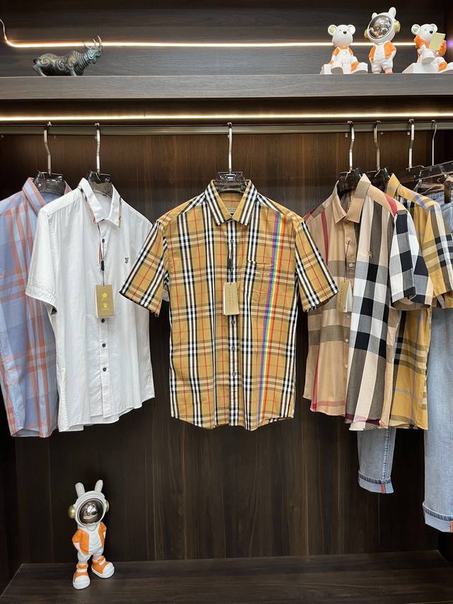 主推 Burberry 独家专供新款巴宝莉经典格子短袖衬衫，高端欧版衬衫、潮流时尚休闲衬衫、透气舒适度高，细节无可挑剔，品牌元素设计理念，体现高品质。呈现休闲裁