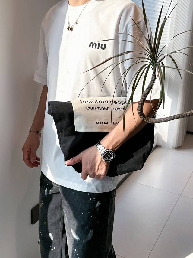 MIU* 顶级版本 2024秋冬新品加厚290克短袖 火爆上市啦 定制顶级优选洗水棉面料 上身舒适度高 专柜同款装饰 轻奢内敛低调奢华 内搭外穿轻松驾驭不挑人