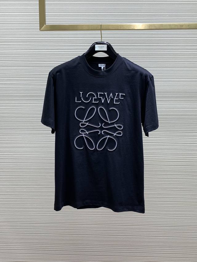 Loewe 罗意威，2024夏季最新款，时尚休闲圆领短袖T恤，原单狠货，简约舒适，版型不挑人，采用进口原版面料，舒适度极佳，顶级刺绣工艺字母图案logo，独特设 - 点击图像关闭