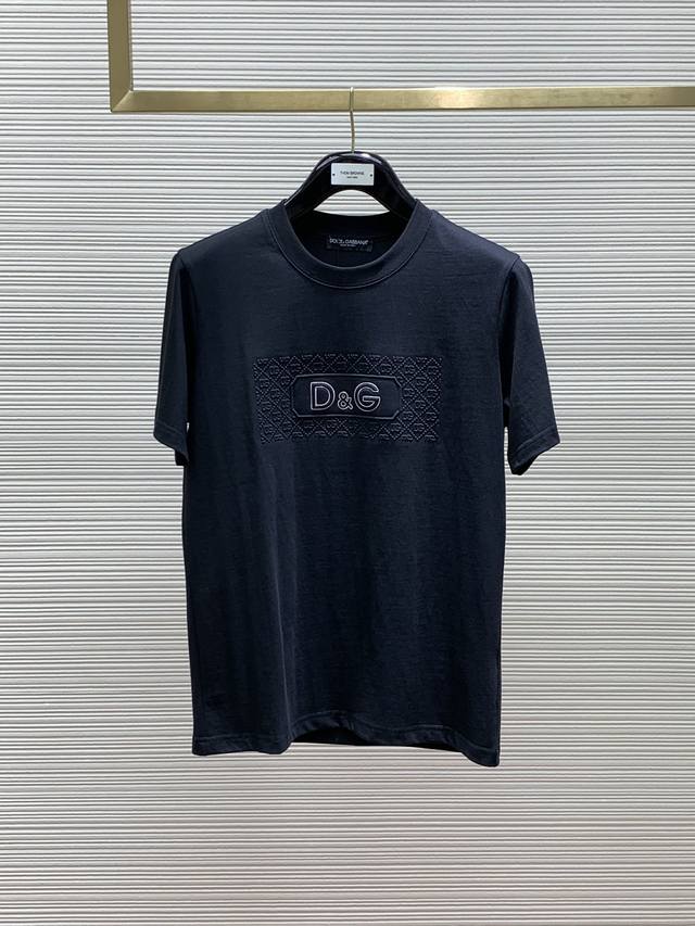 DOLCE&GABBANA 杜嘉班纳，2024夏季新品，专柜同步有售，原单狠货，时尚休闲圆领短袖T恤，采用进口120支欧棉透气面料，顶级浮雕工艺字母图案装饰lo