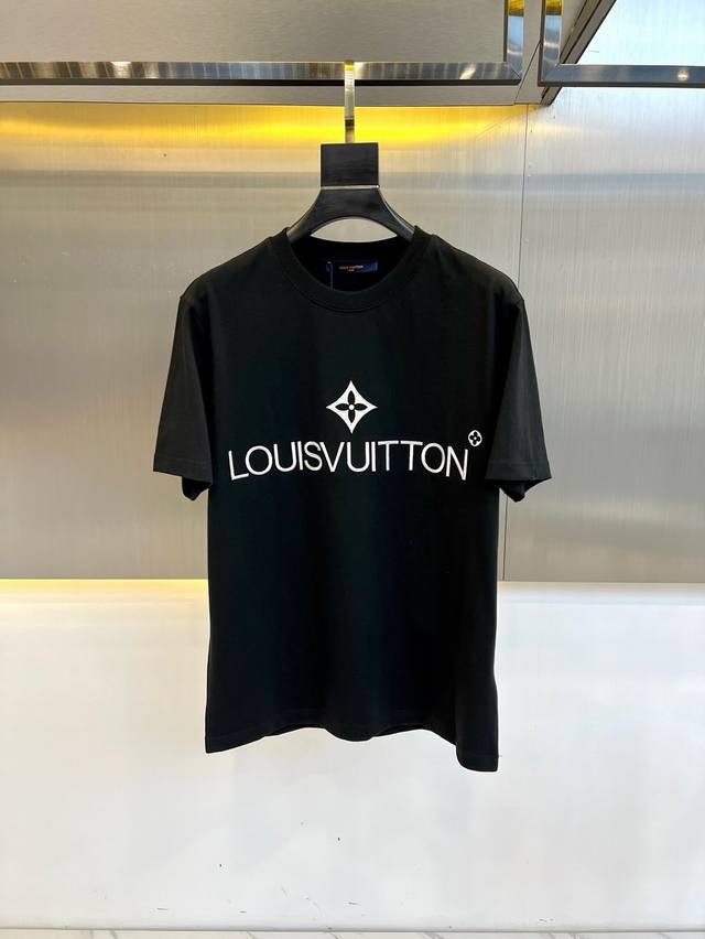 LV、2024春夏新品圆领短袖T恤，刺绣logo填充，简约时尚舒适，采用270g高克重双股精梳纯棉面料，柔软亲肤细腻。双肩拉锁链底，做工细致，耐穿不变形，厚度适 - 点击图像关闭