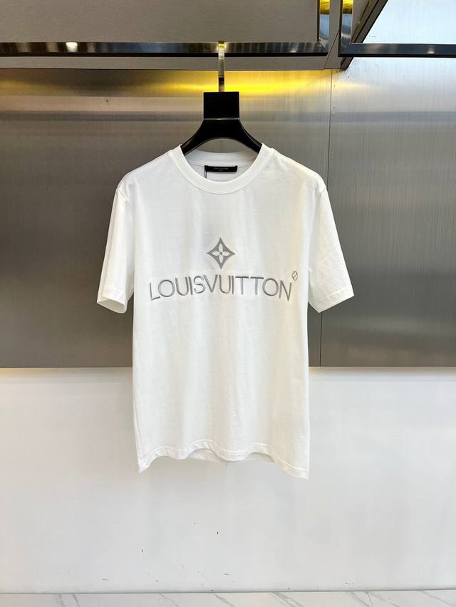 LV、2024春夏新品圆领短袖T恤，刺绣logo填充，简约时尚舒适，采用270g高克重双股精梳纯棉面料，柔软亲肤细腻。双肩拉锁链底，做工细致，耐穿不变形，厚度适 - 点击图像关闭