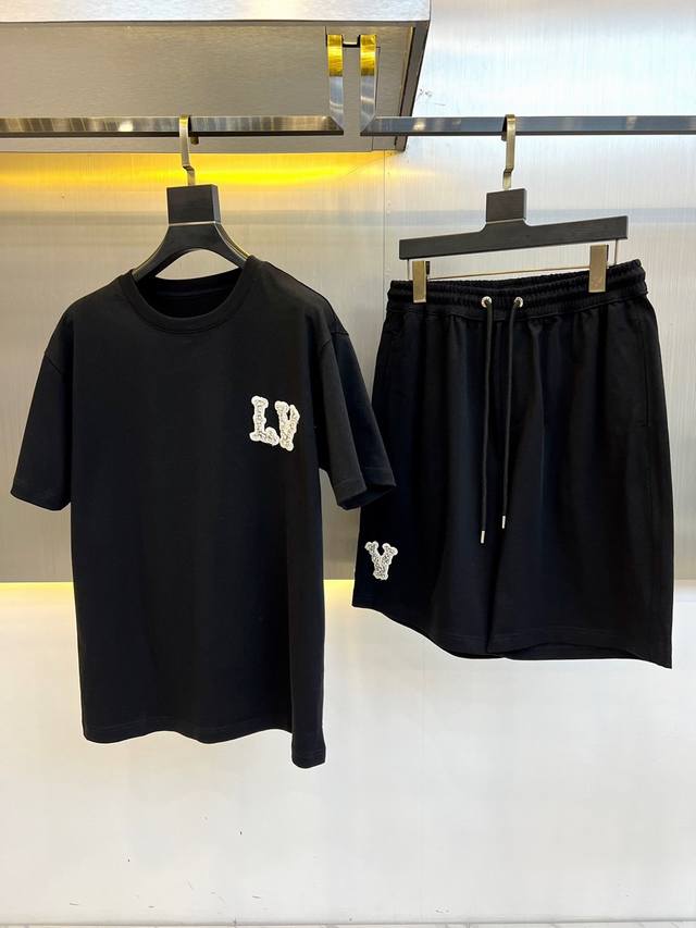 LV、2024新款短袖+短裤套装，TGVC2024春夏限定钉珠奥钻logo最好看的一款纯棉针织套装，定制专柜扫盲顶级欧棉面料，原版定织罗纹，车线整齐。上身时髦洋