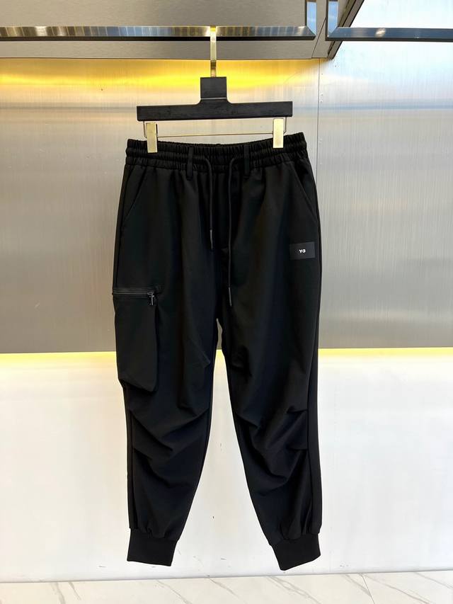 Y-3、2024SS春夏新品多袋户外运动工装卫裤，面料无敌，型款设计都无可挑剔的百搭款卫裤，户外运动都美。灵魂式的口袋logo仔章简约休闲， 五金辅料都是顶配