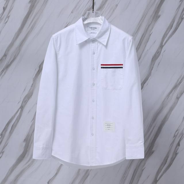 货号：968 TB四季经典口袋织带现货 THOM BROWNE 汤姆布朗.TB经典口袋拼接织带衬衫 万年经典款 意大利制造产地小标 口袋织带正品定制拼接 高清还