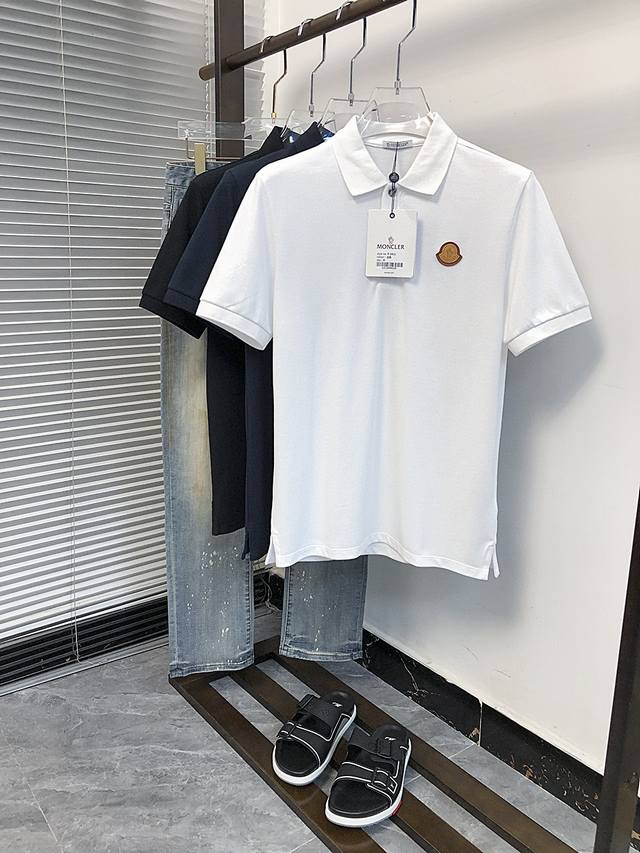 MONCLER 蒙口 2024夏款最新，官网最新款男士短袖翻领Polo衫，高端定制进口丝光珠地棉面料 穿着舒适、丝滑透气 、 胸前品牌经典刺绣图案、 纽扣带lo