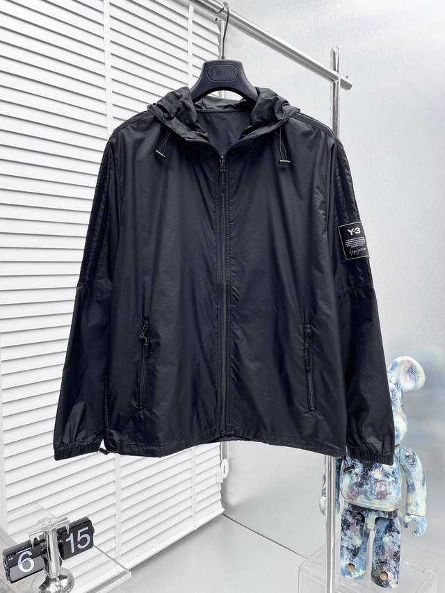 Y-3*24春夏 SS经典三条纹饰纹LOGO款防晒外套，定制贵柜品质科技感尼龙面料，超薄又有挺度，透气舒适，手臂两边经典三条纹织带设计，后背加装大热的立体口袋结