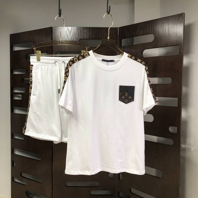 DK套 LOUIS VUITTON 路易威登 套装 24ss夏季新品！-潮男时尚休闲圆领短袖短裤套装，轻薄款时尚休闲套装，轻薄纯棉面料。最新力推款套装，很有代表