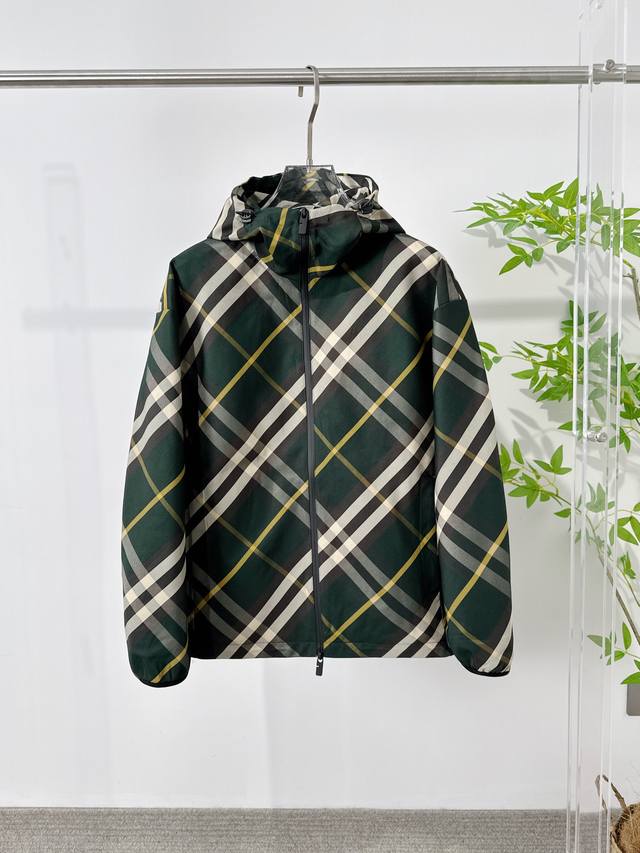 Burberry 巴宝莉 2024秋冬新款夹克，官网同步，原版订制聚酯纤维面料，面净版设计，背面设计经典格子 战马 戴帽设计更防风保暖，衣襟拉链设计保暖性更强，