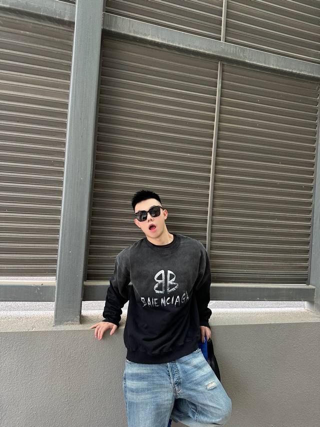 Balenciaga 巴黎世家 渐变水洗破坏手绘草写字母圆领卫衣 size：S-L