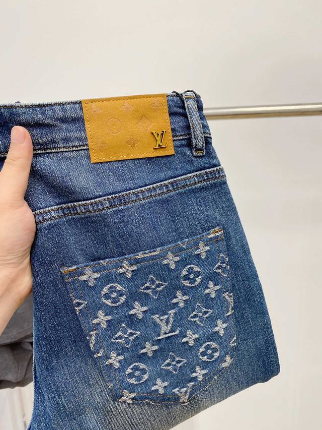 LV、2024最新品，专柜同步有售，原单狠货，水洗休闲牛仔裤，进口原版水洗弹力面料，舒适有弹性，原版五金辅料装饰logo，版型超正，档次极高，专柜品质，上身时尚