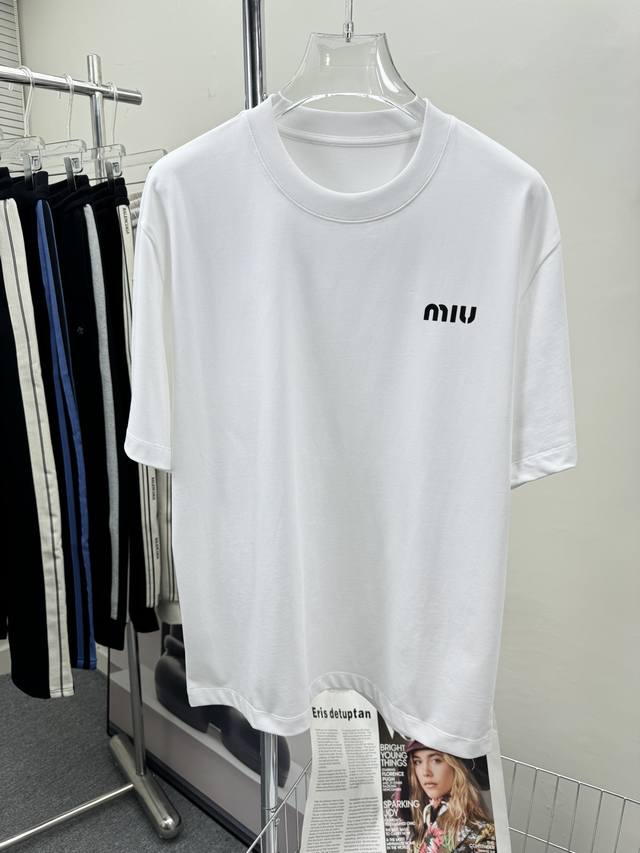 MIU* 顶级版本 2024秋冬新品加厚290克短袖 火爆上市啦 定制顶级优选洗水棉面料 上身舒适度高 专柜同款装饰 轻奢内敛低调奢华 内搭外穿轻松驾驭不挑人