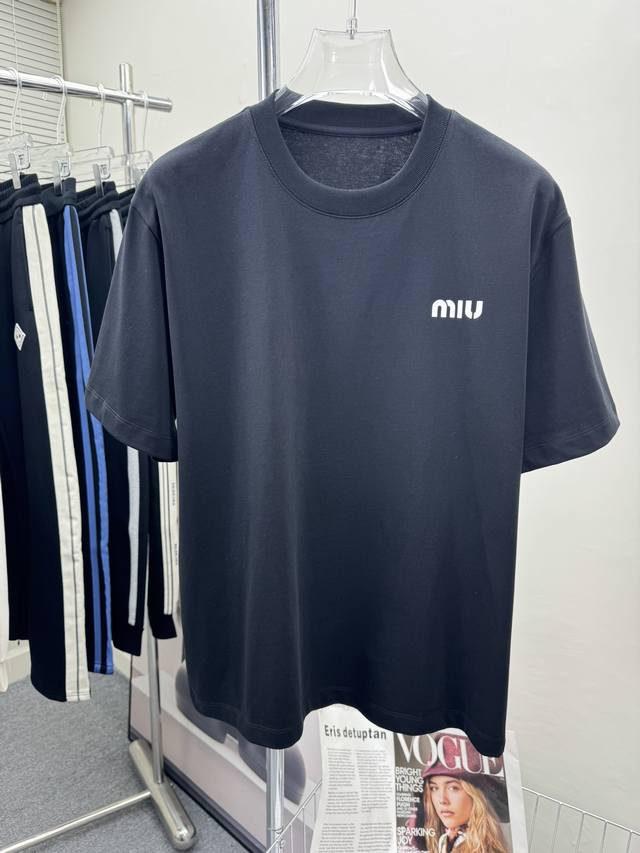 MIU* 顶级版本 2024秋冬新品加厚290克短袖 火爆上市啦 定制顶级优选洗水棉面料 上身舒适度高 专柜同款装饰 轻奢内敛低调奢华 内搭外穿轻松驾驭不挑人