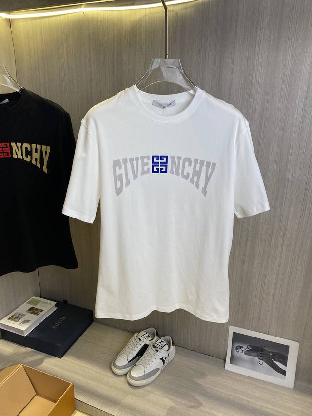 Givenchy纪梵希 2024ss春夏最新款短袖T恤出货啦！！ 2024新款T恤 高版本专用面料 高克重丝光面料 上身舒适不失挺阔 针脚刺绣工艺、数字印花、植