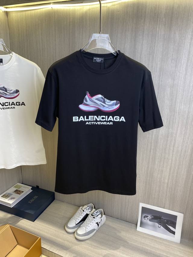 Balenciaga巴黎世家 2024ss春夏最新款短袖T恤出货啦！！ 2024新款T恤 高版本专用面料 高克重丝光面料 上身舒适不失挺阔 针脚刺绣工艺、数字印