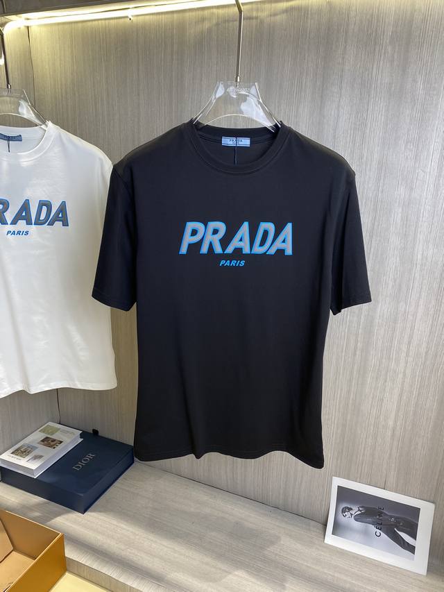 PRADA普拉达 2024ss春夏最新款短袖T恤出货啦！！ 2024新款T恤 高版本专用面料 高克重丝光面料 上身舒适不失挺阔 针脚刺绣工艺、数字印花、植绒工艺