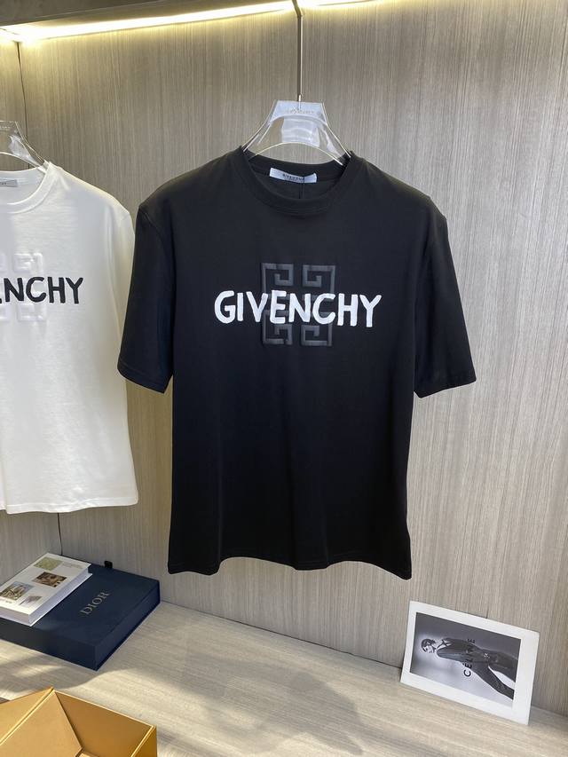 Givenchy纪梵希 2024ss春夏最新款短袖T恤出货啦！！ 2024新款T恤 高版本专用面料 高克重丝光面料 上身舒适不失挺阔 针脚刺绣工艺、数字印花、植