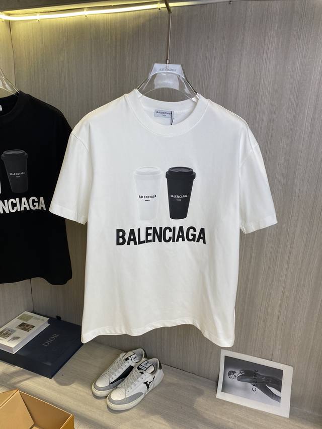 Balenciaga巴黎世家 2024SS春夏最新款圆领时尚短袖T恤，官网同步，专柜纯棉面料！贴肤舒适，耐看又好穿，经典简约logo设计，原厂工艺一丝不苟，型男