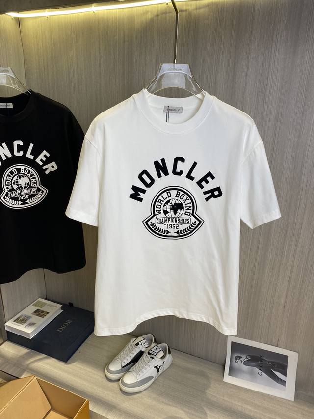 Moncler蒙口 2024SS春夏最新款圆领时尚短袖T恤，官网同步，专柜纯棉面料！贴肤舒适，耐看又好穿，经典简约logo设计，原厂工艺一丝不苟，型男必备单品