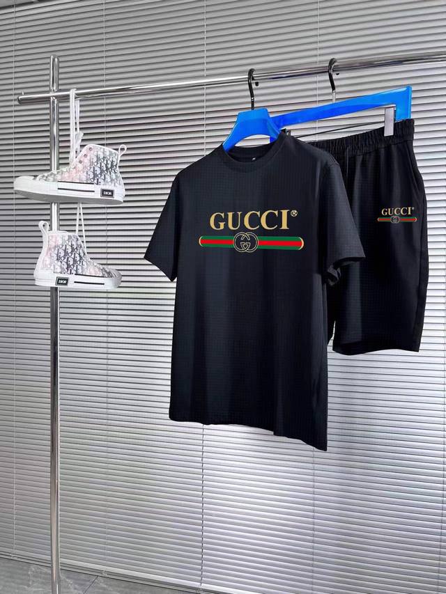 GUCCI 古奇 胖子福音 2024官网同款.世界知名奢侈品牌.夏季男士 双丝光 高品质货套装 采用进口原单面料 ，当季时尚潮流款，百搭爆款。简洁大方，精密的车