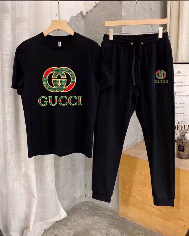 GUCCI 古奇 胖子福音 2024官网同款.世界知名奢侈品牌.夏季男士 双丝光 高品质货套装 采用进口原单面料 ，当季时尚潮流款，百搭爆款。简洁大方，精密的车