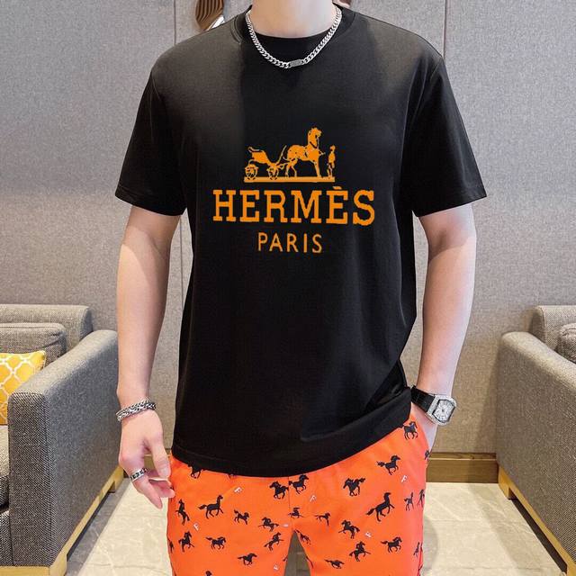 品牌 HERMES 爱马仕 胖子福音 原单男士休闲短袖T恤，2024春夏新品，定制胸前顶级logo 工艺、搭配整件细节 品质及剪裁设计都堪称一流，定制进口丝光棉