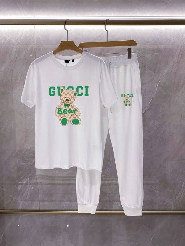 GUCCI 古奇 胖子福音 2024官网同款.世界知名奢侈品牌.夏季男士 双丝光 高品质货套装 采用进口原单面料 ，当季时尚潮流款，百搭爆款。简洁大方，精密的车