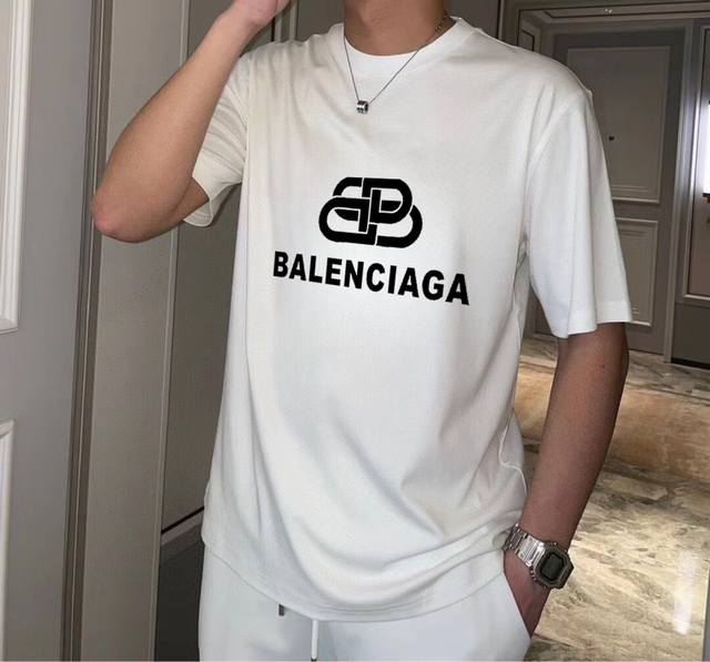 品牌 BALENCIAGA 巴黎世家 胖子福音 原单男士休闲短袖T恤，2024春夏新品，定制胸前顶级logo 工艺、搭配整件细节 品质及剪裁设计都堪称一流，定制