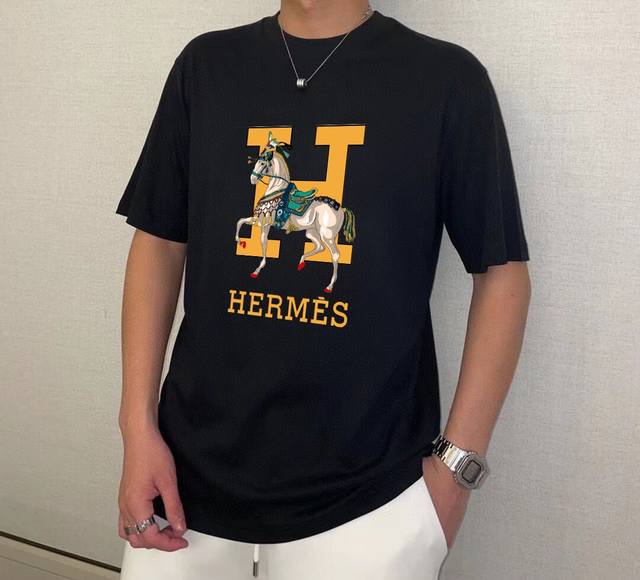 品牌 HERMES 爱马仕 胖子福音 原单男士休闲短袖T恤，2024春夏新品，定制胸前顶级logo 工艺、搭配整件细节 品质及剪裁设计都堪称一流，定制进口丝光棉