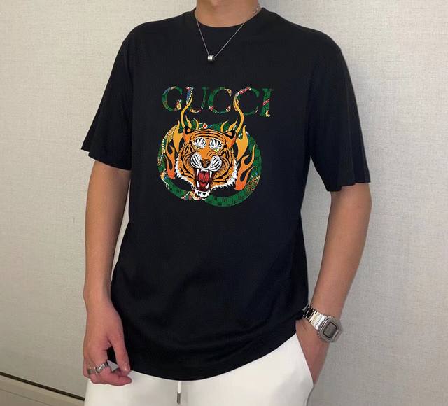 品牌 GUCCI 古奇 胖子福音 原单男士休闲短袖T恤，2024春夏新品，定制胸前顶级logo 工艺、搭配整件细节 品质及剪裁设计都堪称一流，定制进口丝光棉面料