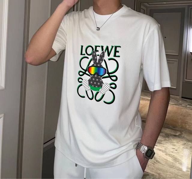 品牌 LOEWE罗意威 胖子福音 原单男士休闲短袖T恤，2024春夏新品，定制胸前顶级logo 工艺、搭配整件细节 品质及剪裁设计都堪称一流，定制进口丝光棉面料