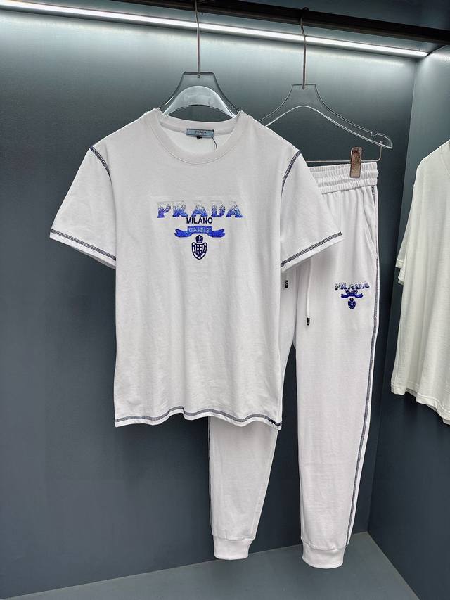 PRADA 普拉达 官网同款.世界知名奢侈品牌.夏季男士短袖套装 高品质 原单货套装 采用进口原单面料 ，当季时尚潮流款，百搭爆款。简洁大方，精密的车工，让您走