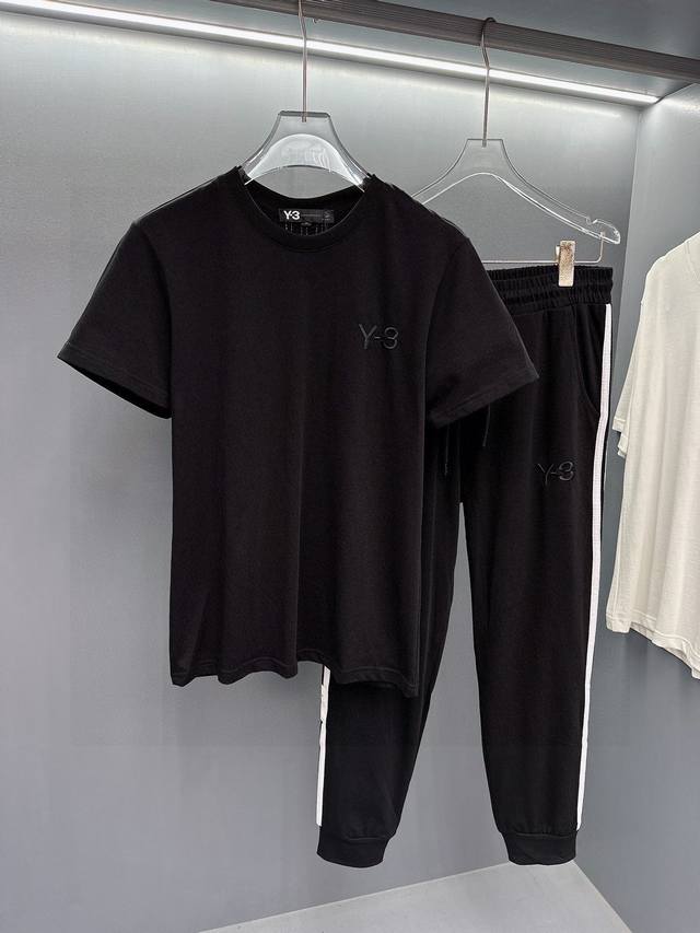 Y-3 官网同款.世界知名奢侈品牌.夏季男士短袖套装 高品质 原单货套装 采用进口原单面料 ，当季时尚潮流款，百搭爆款。简洁大方，精密的车工，让您走在时尚的顶峰